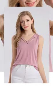 Détail d'un débardeur croisé en soie de mûrier rose clair avec col en V pour femmes