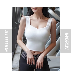 Gros plan sur le soutien-gorge de sport blanc à larges bretelles en tissu respirant