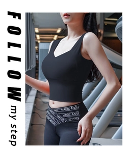 Détail du legging de yoga taille haute avec ceinture croisée élégante et finitions