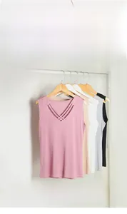 Détail de débardeurs en soie tricotée à col en V en rose, beige, blanc et noir