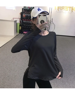 Détail d'un haut de sport noir à séchage rapide avec trous pour les pouces aux poignets