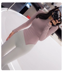 Détail du haut de sport à manches longues rose poudré avec coupe en V et legging de fitness