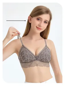 Détail d'une brassière en dentelle grise montrant la texture délicate et la coupe ajustée