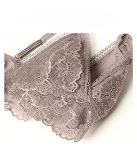 Détail du soutien-gorge en dentelle française et soie avec bords festonnés doux