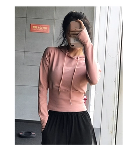 Détail d'un sweat à capuche court rose ajusté avec cordons de serrage en selfie miroir