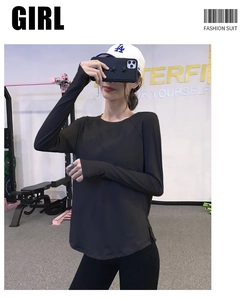 Détail d'un haut de sport noir avec passe-pouces et ourlet fendu pour le fitness
