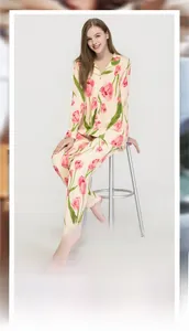 Détails de l'ensemble de pyjama en soie avec motifs floraux de tulipes roses douces
