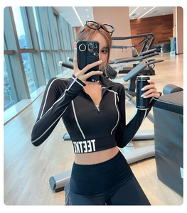 Détail du haut de yoga noir avec coutures contrastées blanches et tissu élastique