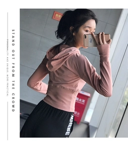 Détail d'un sweat à capuche sport rose cintré avec passe-pouces pour le yoga