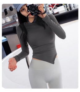 Détail du haut de sport à manches longues et coupe ajustée avec ourlet irrégulier gris foncé
