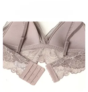 Détail du soutien-gorge en soie violette avec fermeture à triple agrafes et bretelles réglables