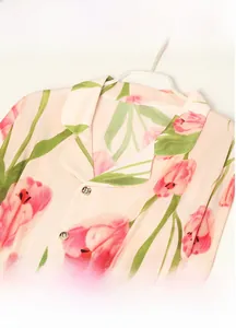 Détail du revers d'un pyjama en soie avec imprimé tulipe élégant et boutons dorés