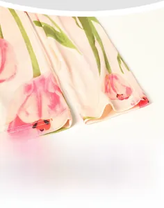 Détail du poignet du pyjama en soie avec imprimé tulipes roses et coutures plates