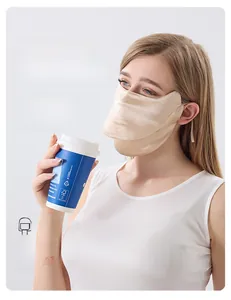 Détail du masque en soie or champagne avec tissu de protection solaire respirant
