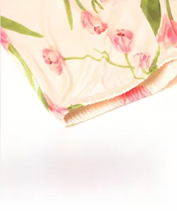 Détail du pantalon de pyjama en soie avec taille élastique et imprimés tulipes roses sur jaune