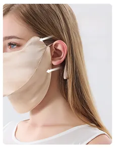 Détail des boucles d'oreilles élastiques réglables avec fermoirs sur masque en soie
