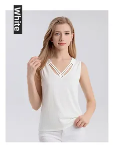 Détail du débardeur en soie blanche avec encolure en V croisée et découpes chic
