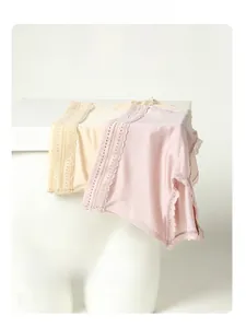 Détail de culottes en soie avec large taille en dentelle florale en rose et beige
