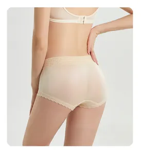 Détail de culotte en soie beige montrant la dentelle sans couture et la coupe ajustée