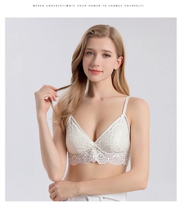 Vue détaillée du bralette en soie blanche avec dentelle festonnée et fines bretelles