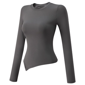 Haut de sport gris foncé ajusté à manches longues pour femme avec ourlet asymétrique de yoga