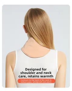 Détail du cache-col en soie couleur chair avec coupe coupe-vent sans couture ajustée