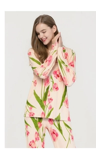 Gros plan d'un pyjama en soie avec imprimé tulipes roses et tissu doux et fluide