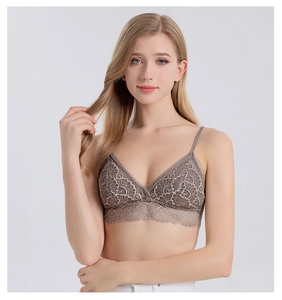 Détail du bralette triangle en dentelle marron foncé avec broderie festonnée élégante
