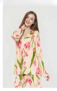 Détail d'un pyjama en soie haut de gamme avec imprimé tulipes roses sur chemise et pantalon