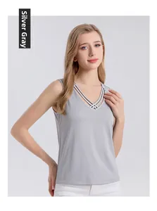 Détail du débardeur en maille de soie gris argenté avec design croisé à col en V