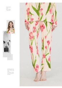 Détail d'un pyjama en soie rose avec imprimé tulipes, manches longues et col à revers