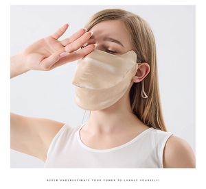 Détail du masque de protection solaire en soie champagne avec boucles d'oreilles réglables