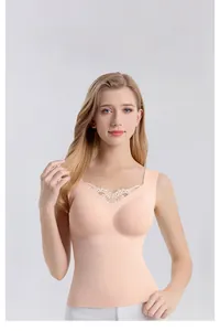 Détail d'un caraco en soie avec soutien-gorge intégré et bordure en dentelle délicate