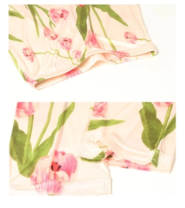 Détails de la taille élastique et de l'ourlet à double couture du pyjama en soie à fleurs