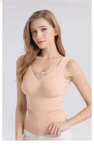 Détail du débardeur en soie sans couture avec bordure en dentelle en V et tissu extensible doux