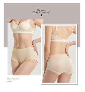 Détail d'un ensemble de lingerie en soie sans couture avec dentelle florale beige