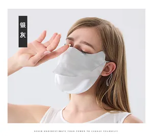 Détail du masque solaire en soie gris argenté avec boucles d'oreilles réglables sur modèle