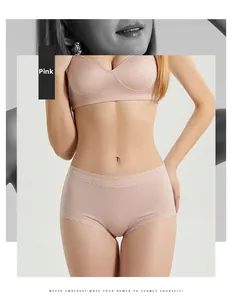 Détail de la culotte en soie de mûrier rose sans couture avec dentelle délicate