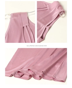 Détails du débardeur en soie mauve montrant l'encolure en V et les coutures de l'ourlet