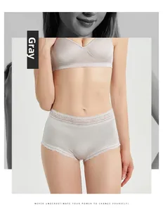 Détail de sous-vêtement en soie de mûrier grise avec dentelle délicate sur le mannequin