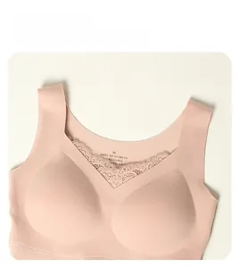 Détail du caraco thermique en soie avec col en V, dentelle et bonnets intégrés