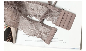 Détail du dos d'un soutien-gorge en soie avec broderie dentelle et fermeture réglable à agrafes