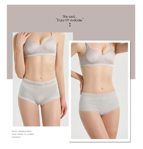 Détail d'une culotte en soie de mûrier lilas clair avec dentelle exquise et tissu sans couture