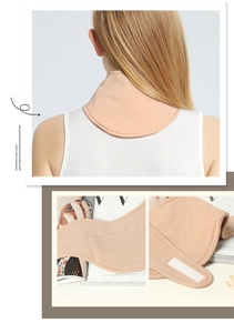 Détail d'un cache-cou en soie avec tissu brossé doux et fermeture velcro réglable