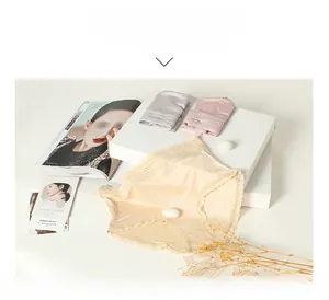 Détail de culottes en soie avec dentelle aux couleurs pastel et texture de tissu lisse