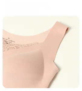Détail d'un caraco en soie rose avec larges bretelles et bordure en dentelle au décolleté