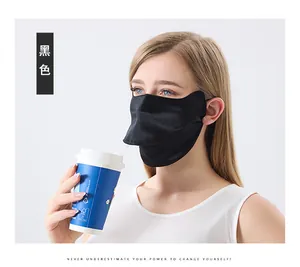 Détail du masque solaire en soie noire doté d'une ouverture pour boire avec une paille
