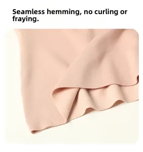 Détail d'un caraco thermique en soie avec ourlet sans couture et bords sans effilochage