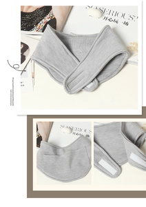 Détail du cache-col en soie gris clair avec poche pour chaufferette et bande velcro