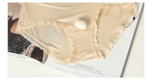 Détail de culotte en soie avec dentelle et cocon de ver à soie sur magazine de mode